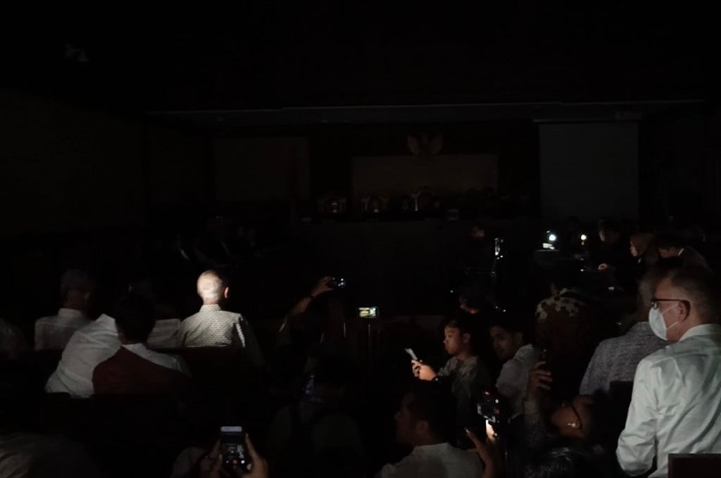 Nadiem Bacakan Pembelaan, Ruang Sidang Sempat Gelap Gulita