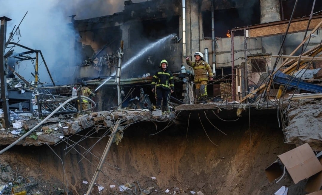 Ngamuk! Rusia Bombardir Kiev Ukraina, Hancurkan Gedung Apartemen 24 Lantai