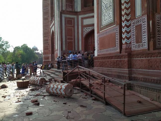 2 Menara Utama Taj Mahal India Hancur  akibat Badai