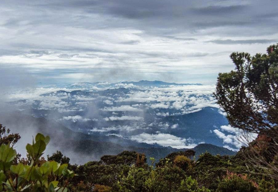 7 Puncak Gunung  Menakjubkan di  Indonesia Tertinggi 