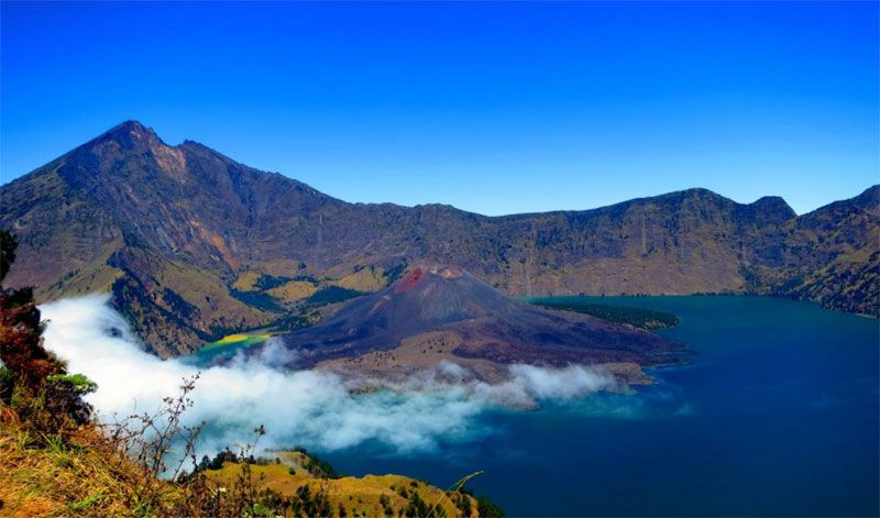 7 Puncak Gunung Menakjubkan di Indonesia, Tertinggi Dilapisi Salju