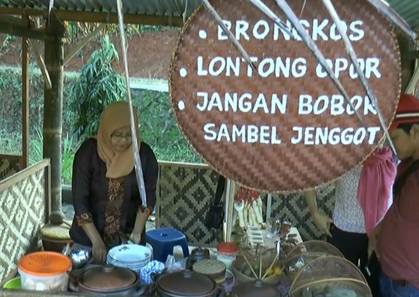 Bayar Jajan Pakai Uang Kayu di Pasar Kuliner Kakilangit Bantul