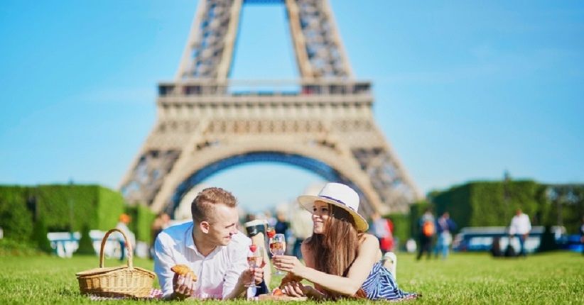 Tangkapan Layar Video Viral Sejoli Naik Motor ke Menara Eiffel, Awalnya Dikira Editan