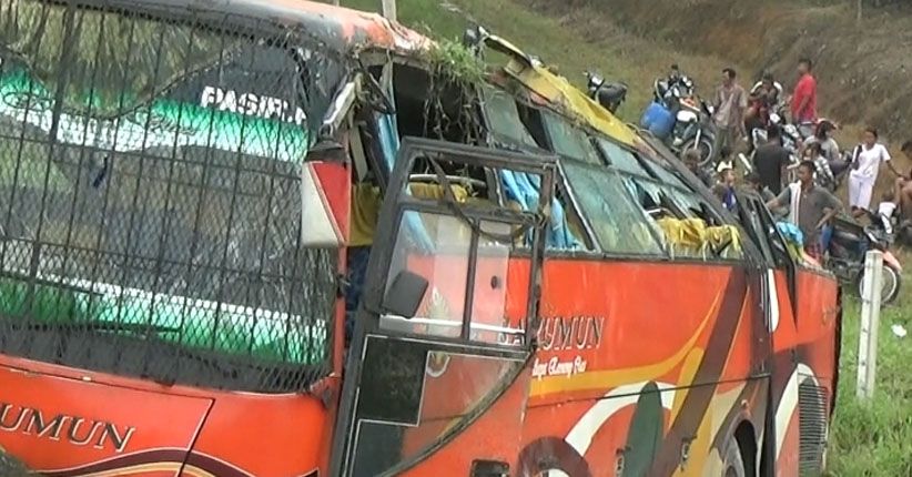 Bus Barumun Terguling di Tol Kualanamu, 1 Tewas dan Belasan LukaLuka