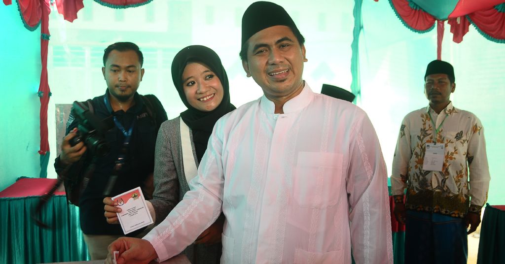 Taj Yasin Maimoen bersama istri saat memberika hak suara di Pemilu 2024. (Foto: ist)