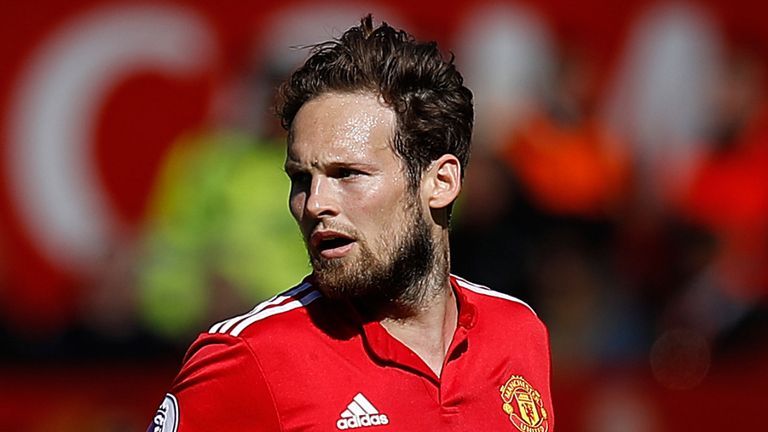 Bek Ajax Amsterdam Daley Blind pingsan saat menghadapi Hertha Berlin pada uji coba pramusim, Rabu (26/8/2020). (Foto: BBC)
