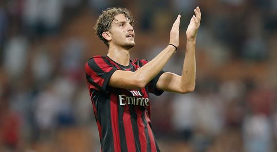 Sontekan Manuel Locatelli membawa Italia unggul atas Swiss (Foto: Reuters/Riccardo Antimiani)