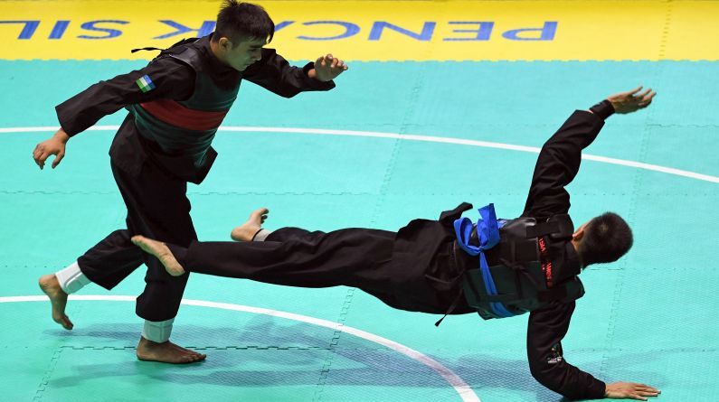 Gubernur Jabar Ridwan Kamil berfoto bersama para pendekar pencak silat dalam Pagelaran dan Sarasehan Hari Pencak Silat di Gedung Sate, Kota Bandung, Sabtu (12/12/2020). (Foto/Humas Pemprov Jabar)