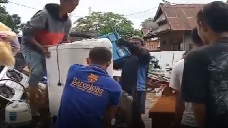 Banjir 4 Meter Rendam Ratusan Rumah Di Makassar, Warga Dievakuasi