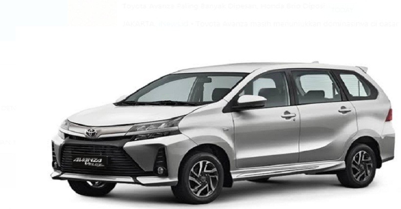 Avanza Mobil Toyota Avanza ringsek setelah menabrak sepeda motor dan gerobak buah di Jalan Sisingamangara Kota Padangsidimpuan, Sumut, Selasa (29/10/2019). (Foto: iNews/Indra Mulia Siagian)
