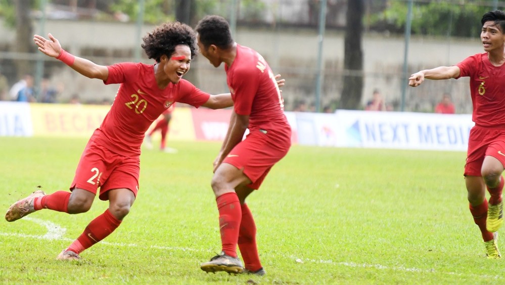 Striker Timnas Indonesia U-19 Bagus Kahfi (kiri) melakukan selebrasi usai menjebol gawang Korea Utara U-19 19 pada matchday ketiga Kualifikasi Piala Asia U-19 2020 di Stadion Utama Gelora Bung Karno, Jakarta, Minggu (10/11/2019) malam. (Foto: ANTARA)