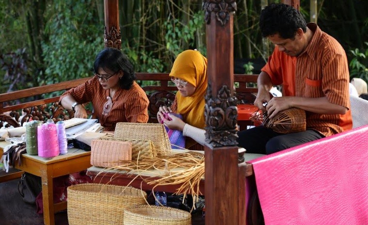 Libatkan Pengrajin  Lokal Yogyakarta Tas Rotan Bianti Bag 