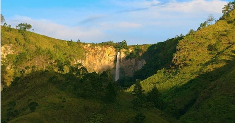 Tempat Wisata di Karo Sumatera Utara salah satunya Air Terjun Sipiso-piso. (Foto: Instagram) Air Terjun Sipiso-piso.