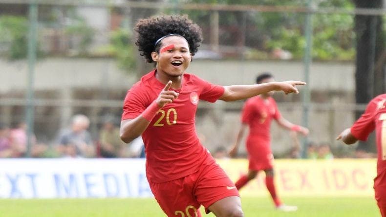 Striker Timnas Indonesia U-19 Bagus Kahfi (kiri) melakukan selebrasi usai menjebol gawang Korea Utara U-19 19 pada matchday ketiga Kualifikasi Piala Asia U-19 2020 di Stadion Utama Gelora Bung Karno, Jakarta, Minggu (10/11/2019) malam. (Foto: ANTARA)