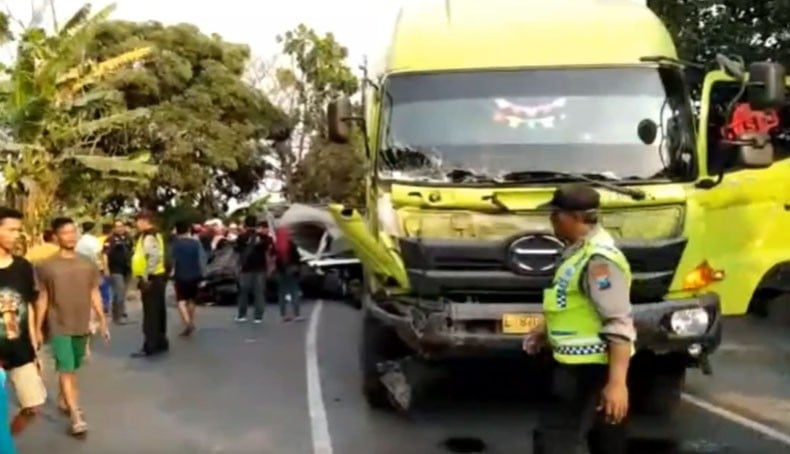 Mobil Boks Tabrak Truk Tronton Di Sidoarjo, Sopir Dan Kernet Tewas Terjepit