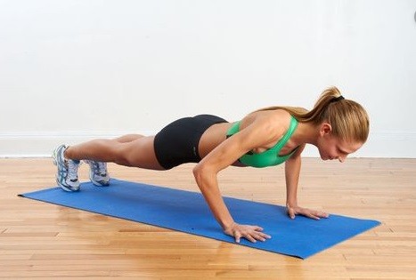Push Up Warga Simalungun yang kedapatan tak memakai masker dihukum push up 10 kali. (Foto: iNews/Dharma Setiawan)