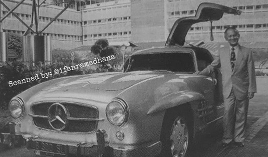 Bj Habibie Wariskan Koleksi 32 Mobil Klasik Dan Belasan Motor Gede<script async src=