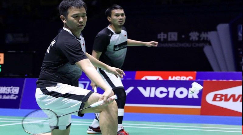 The Daddies 1 Ganda putra Indonesia Kevin Sanjaya Sukamuljo/Marcus Fernaldi Gideon (baju biru) menjuarai Indonesia Masters 2020 usai menaklukkan Mohammad Ahsan/Hendra Setiawan di Istora Gelora Bung Karno, Senayan, Jakarta, Minggu (19/1/2019) sore. (Foto: PBSI)