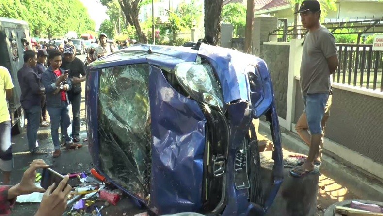 Honda Brio Tabrak Pejalan Kaki Gerobak Bakso dan Lapak 