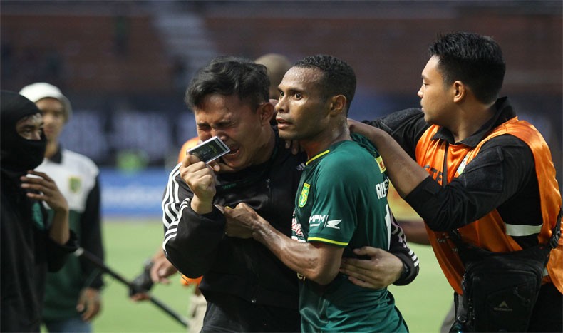 Foto-Foto Kerusuhan usai Persebaya Dikalahkan PSS Sleman