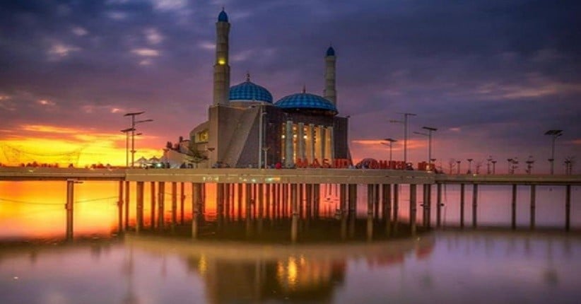 Masjid Terapung1 Masjid Terapung Amirul Mukminin Makassar. (Foto: iNews/Abriawan Abhe)