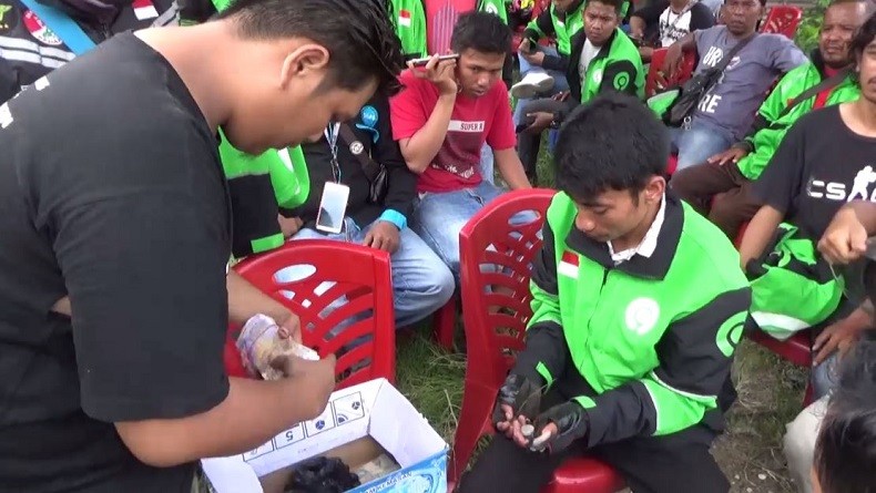 Pengemudi Ojol di Padang Ramai-Ramai Larikan Jenazah Bayi ...
