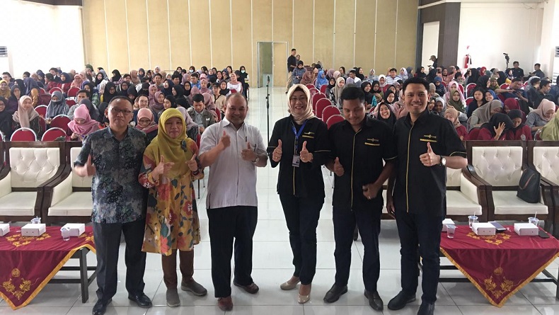 mnc asset management3 Perwakilan dari MNC Asset Management Cabang Surabaya bersama pihak UMM dan rarusan mahasiswa UMM peserta kuliah umum bertema “Reksa Dana: Sarana Investasi Aman di Pasar Modal” di UMM, Selasa (3/12/22019). (Foto: MNC Media)