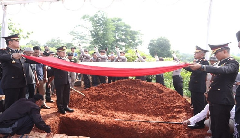 15 Polisi Tewas