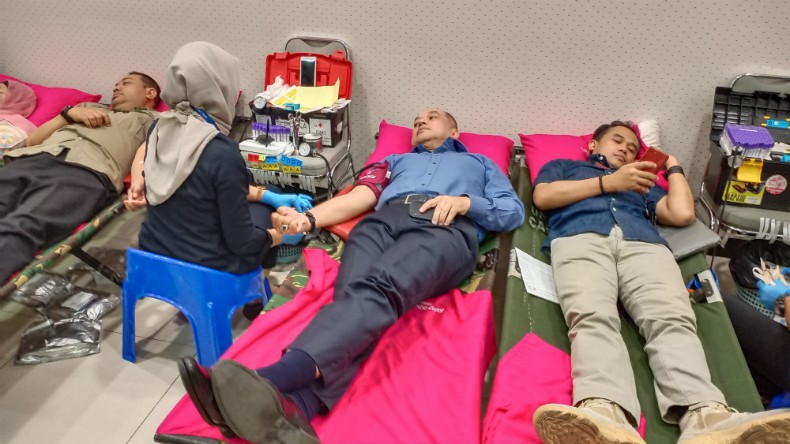 Donor Darah MNC 5 Rizki Ketua MNC Peduli Syafril Nasution ikut mendonorkan darahnya di iNews Tower, Jakarta, Rabu (18/12/2019). (Foto: iNews.id/Rizky Maulana)