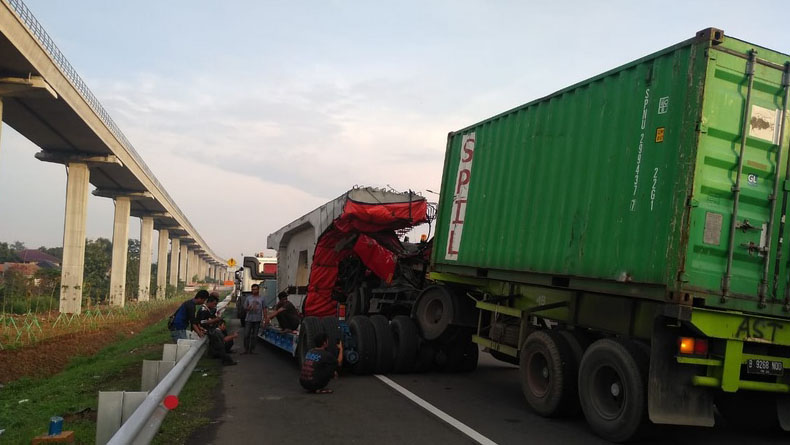 kecelakaan Truk kontainer menabrak kendaraan trailler bermuatan beton di ruas Tol Jagorawi, Kamis (19/12/2019). (Foto: Istimewa).