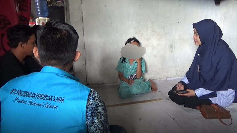 29- penamparan Tim UPTD Perlindungan Anak dan Perempuan Sulsel mengunjungi siswi SD korban penamparan emak-emak. (Foto: iNews/M Nur Bone)