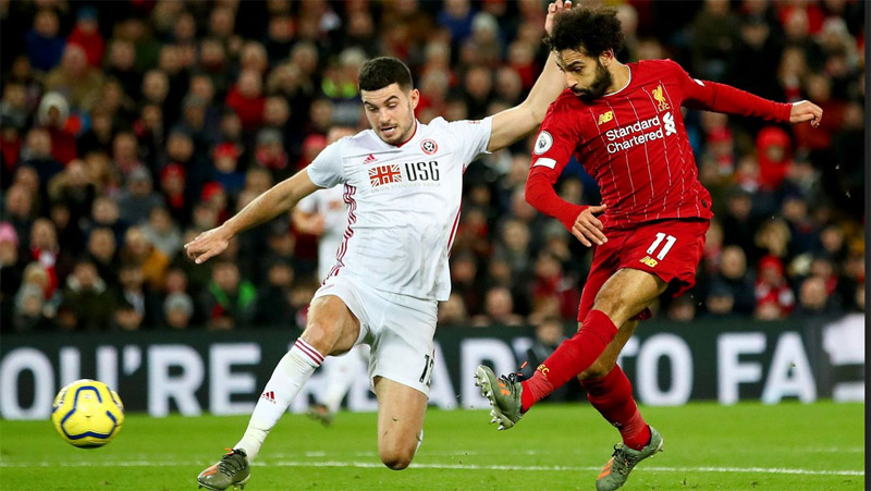 Mohamed Salah Winger Liverpool Mohamed Salah (kanan) berusaha melepas tembakan ke gawang Sheffield United pada pekan 21 Premier League di Anfield, Jumat (3/1/2020) dini hari WIB.