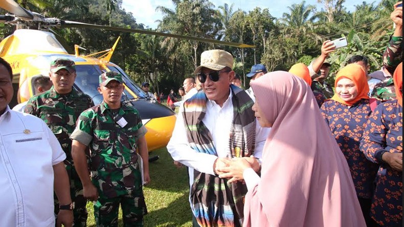 8 Gubernur Edy2 Gubernur SUmut Edy Rahmayadi disambut warga saat meninjau lokasi banjir bandang di Labuhanbatu Utara. (Foto: Dok.Humas Pemprov Sumut)
