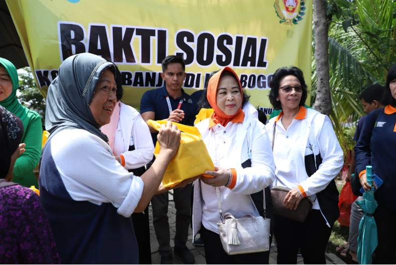 Istri menteri Kabinet Indonesia Maju membantu warga terdampak banjir di Vila Nusa Indah, Desa Bojongkulur, Kecamatan Gunung Putri, Kabupaten Bogor, Sabtu (11/1/2020). (Foto: ist)
