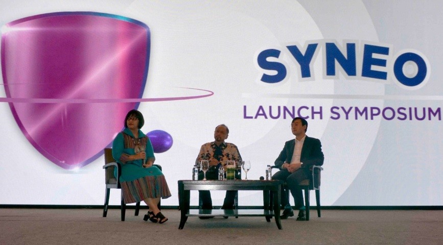 14 Syneo Profesor Zakiudin Munasir (tengah) dan Cristophe Lay PhD (kanan) dalam Syneo Symposium pentingnya peran sinbiotik dalam mendukung mikrobiota saluran cerna yang baik agar dapat mencegah alergi sejak dini. (Foto: Danone Indonesia)