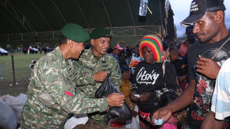 satgas pamtas ri-png2 Warga antusias berbelanja di Pasar Murah 2020 yang digelar Satgas Pamtas RI-PNG Yonif MR 411/Pdw Kostrad di Kampung Sipias, Bupul 1, Distrik Eligobel, Kabupaten Merauke, Papua, Rabu (15/1/2020). (Foto: Istimewa)