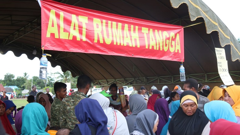 satgas pamtas ri-png3 Warga antusias berbelanja di Pasar Murah 2020 yang digelar Satgas Pamtas RI-PNG Yonif MR 411/Pdw Kostrad di Kampung Sipias, Bupul 1, Distrik Eligobel, Kabupaten Merauke, Papua, Rabu (15/1/2020). (Foto: Istimewa)