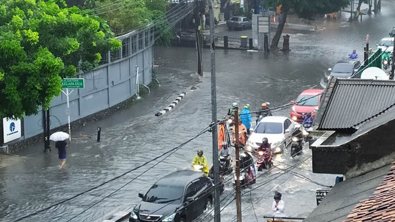 Hujan Deras Sejak Dini Hari, Sejumlah Ruas Jalan Di Jakarta Tergenang