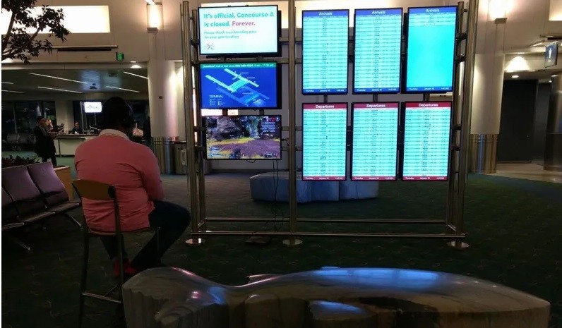 Hack Pria hack tv di bandara untuk bermain game (Foto: The Oregonian)