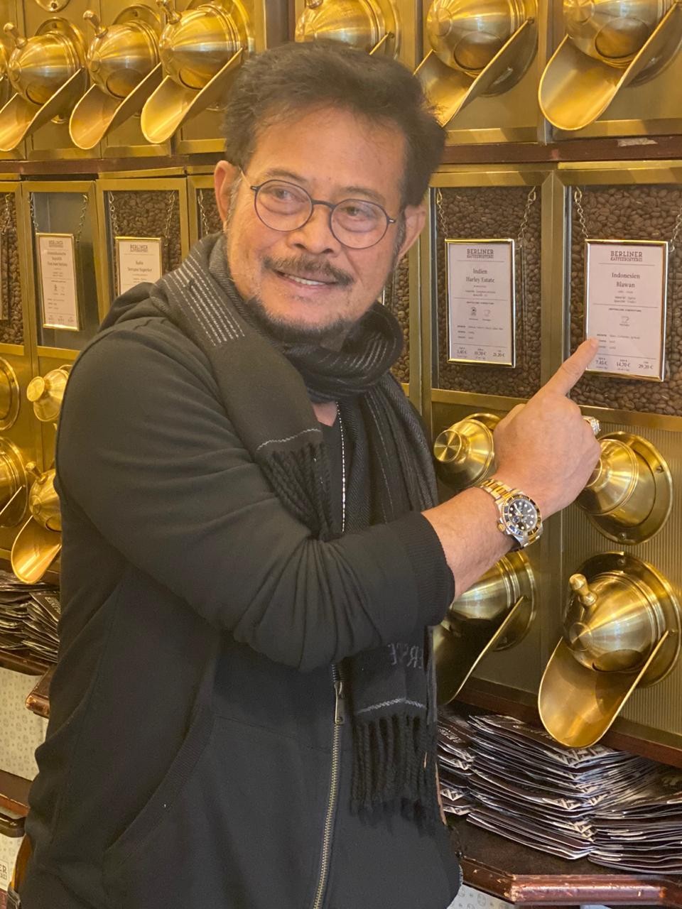 Kopi2 Menteri Pertanian Syahrul Yasin Limpo saat menemukan kopi Blawan di Jerman. (Foto: Dok Kementan)