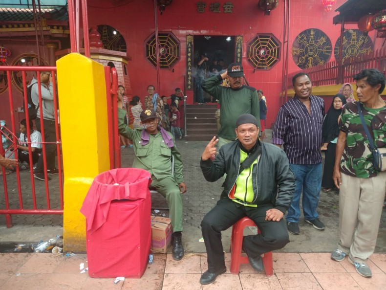 Ahdori, Satpam Wihara Dharma Bhakti yang berada di kawasan Pecinan Petak Sembilan, Glodok, Taman Sari, Jakarta Barat, Sabtu (25/1/2020). (Foto: iNews.id/Wildan Catra Mulia)