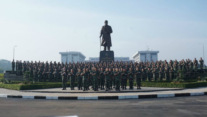 Rapim TNI 2 Ist Panglima TNI Marsekal Hadi Tjahjanto saat berfoto bersama pada Rapim TNI 2020 di Mabes TNI, Cilangkap, Jakarta Timur, Rabu (29/01/2020). (Foto: ist)