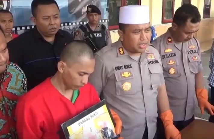 2 Ambulan Sabu3 Kapolres Sampang, AKBP Didit Bambang Wibowo Saputro saat gelar perkara kasus mobil ambulans bawa sabu dan penangkapan bandar narkoba. (Foto: iNews/Tikno Arie)