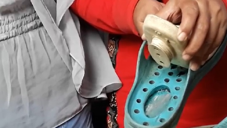 sandal berisi sabu 2 Sandal milik pengunjung rutan kelas 1A Solo, ES yang berisi paket sabu (Foto: iNews/Septyantoro)