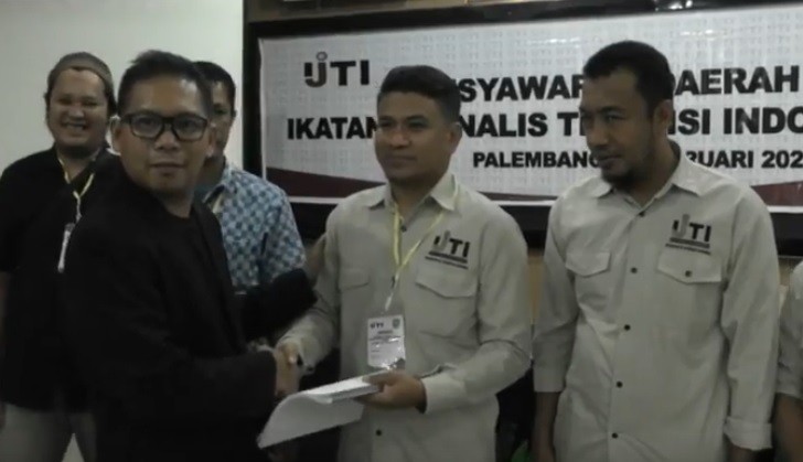 Ketua Umum IJTI Yadi Hendriana memberikan ucapan selamat kepada pengurus IJTI Sumsel yang baru. (Foto: iNews/Bambang Irawan)