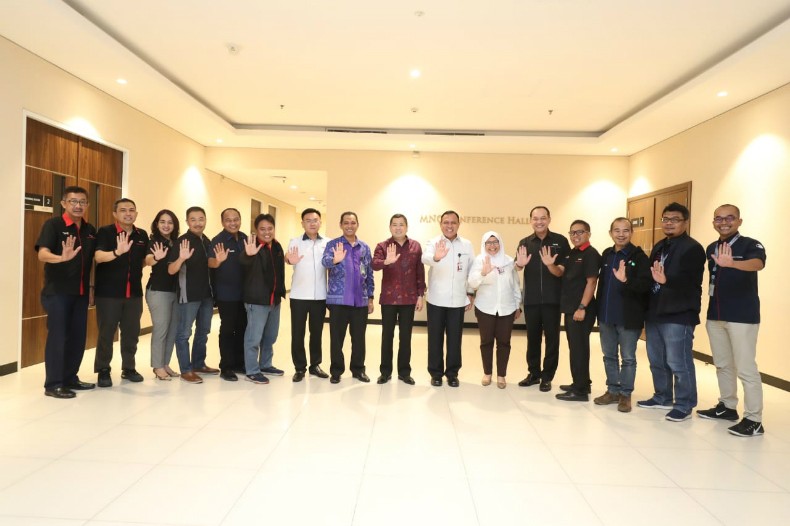 HT Firli 3 Kimau Executive Chairman MNC Group Hary Tanoesoedibjo (HT) berfoto bersama Ketua KPK Firli Bahuri beserta rombongan di iNews Tower, Jakarta, Senin (10/2/2020). (Foto: iNews.id/MNC Media)