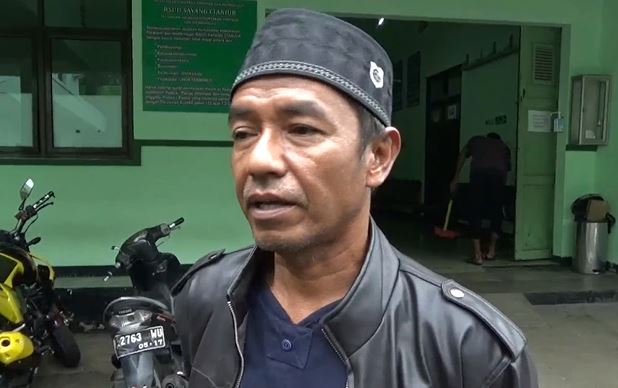Keluarga korban Zaenal Mustofa Keluarga korban Zaenal Mustofa, Senin (10/2/2020) (Foto:iNews/Andi Ichsyan)