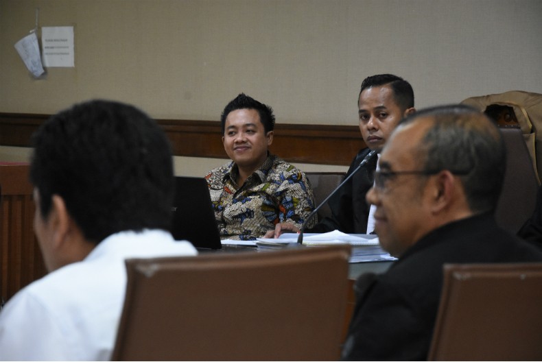 Miftahul Ulum 2 Antara Terdakwa asisten mantan Menteri Pemuda dan Olahraga Imam Nahrawi, Miftahul Ulum (kedua kiri) mendengarkan kesaksian dari Sesmenpora Gatot S. Dewa Broto (kanan) di Pengadilan Tipikor, Jakarta, Kamis (13/2/2020). (Foto: Antara)
