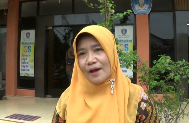 Humas SMA Negeri 12 Bekasi Irnatiqoh Humas SMA Negeri 12 Bekasi Irnatiqoh, Kamis (13/2/2020) (Foto:iNews/Rahmat Hidayat)
