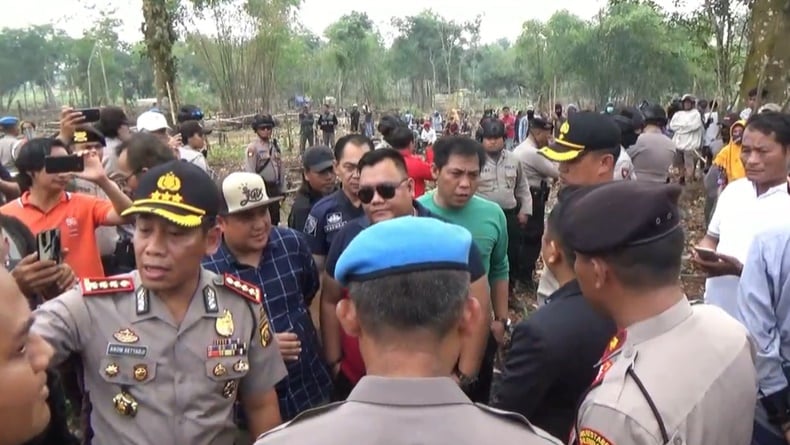 Kapolrestabes Palembang Kombes Anom Kapolrestabes Palembang Kombes Anom memimpin langsung proses pengukuran lahan (Firdaus/iNews)